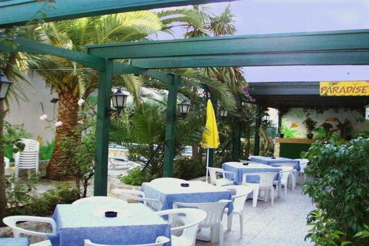 Hotel Marbella Roses Bagian luar foto