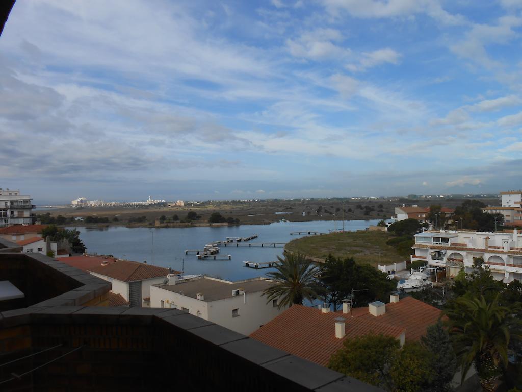 Hotel Marbella Roses Bagian luar foto