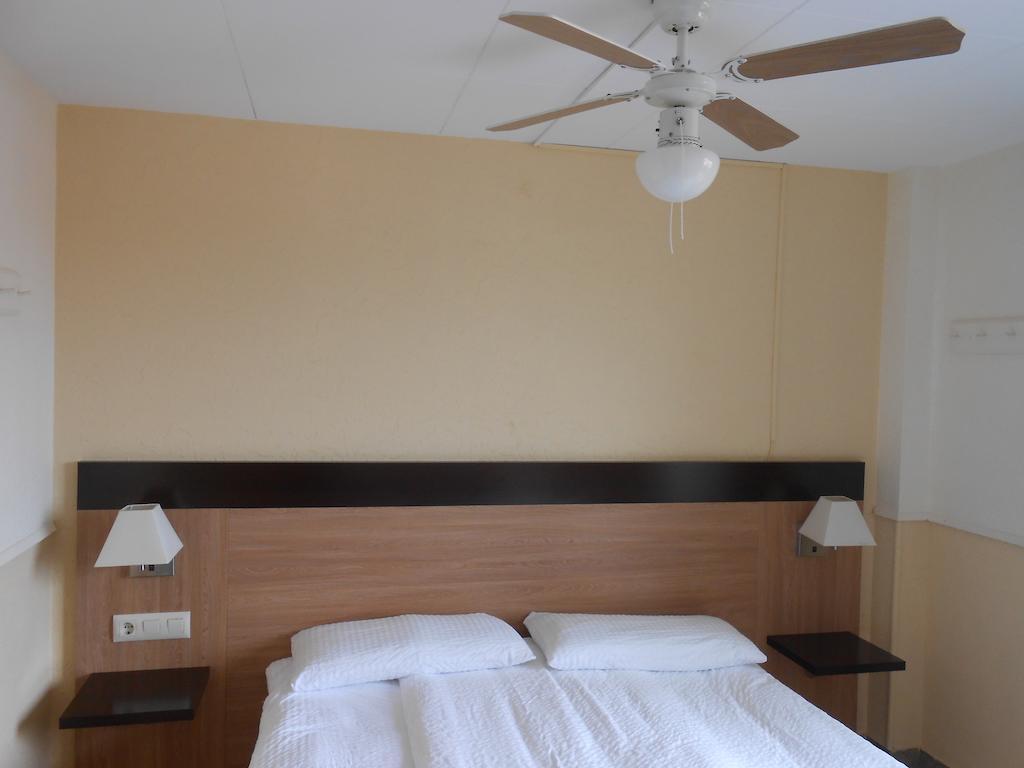 Hotel Marbella Roses Bagian luar foto