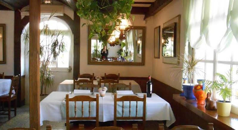 Hotel Marbella Roses Bagian luar foto