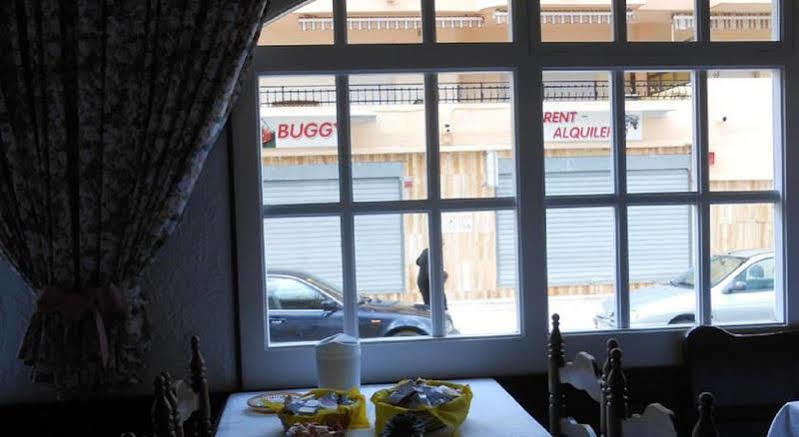 Hotel Marbella Roses Bagian luar foto