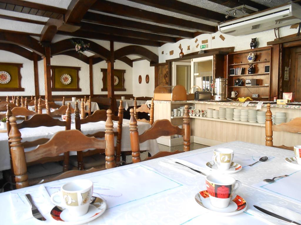 Hotel Marbella Roses Bagian luar foto