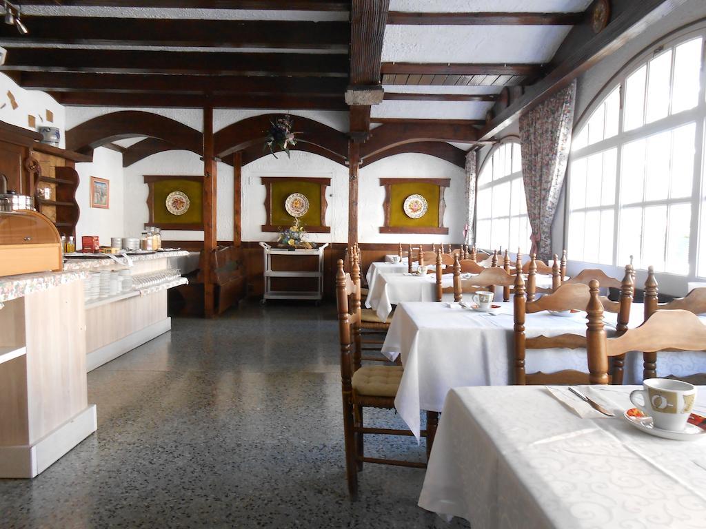 Hotel Marbella Roses Bagian luar foto